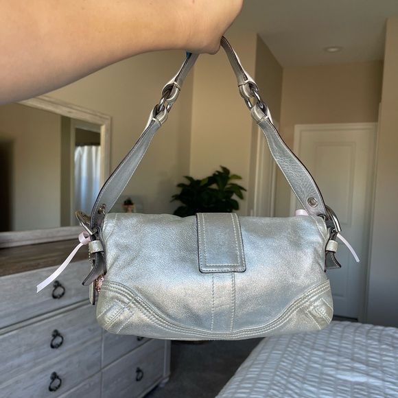 RARE Vintage COACH Y2K Silver Metallic Demi Shoulder Flap Bag 8B21 - Picture 8 of 17